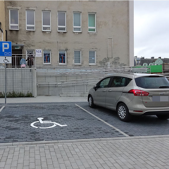 Czytelnik: Pomysł z płatnym parkingiem przed przychodnią to absurd!
