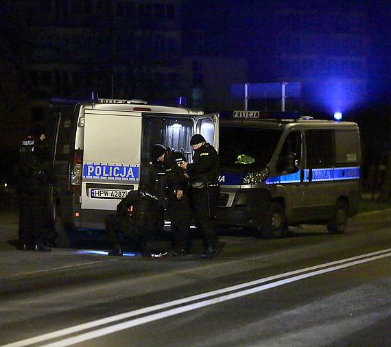 Policjanci złapali podpalacza aut na gorącym uczynku! Chwilę później, ugasili płonący samochód!