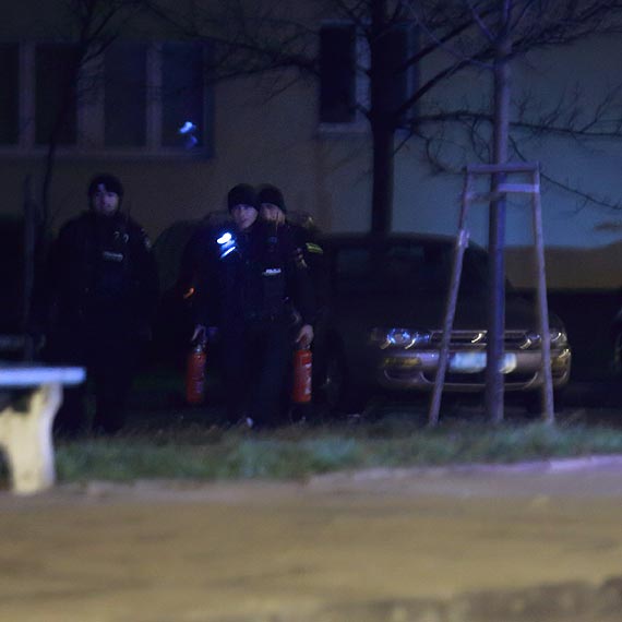 Policjanci złapali podpalacza aut na gorącym uczynku! Chwilę później, ugasili płonący samochód!