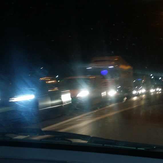 Bałtyk szaleje - nie popłyniemy tej nocy do Szwecji. Pięć promów zostaje w porcie. Na drodze do przeprawy tworzą się korki