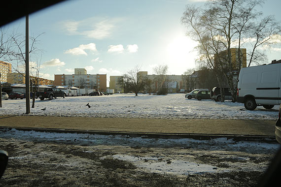 Czytelnik: Pod naszymi oknami ma powsta pitrowy parking! Urzdnicy szykuj nam betonow cian z ulatujcymi spalinami