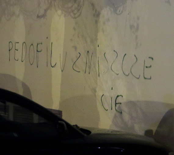 „Pedofilu zniszcz ci”... Groby pod adresem pedofila na blokach przy ulicy Konstytucji