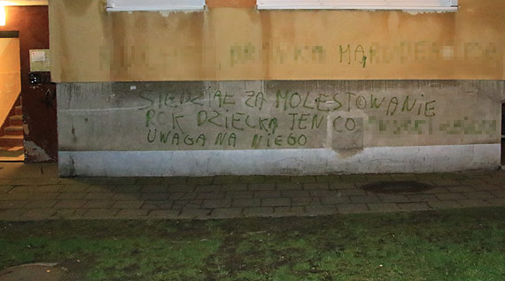 „Pedofilu zniszcz ci”... Groby pod adresem pedofila na blokach przy ulicy Konstytucji
