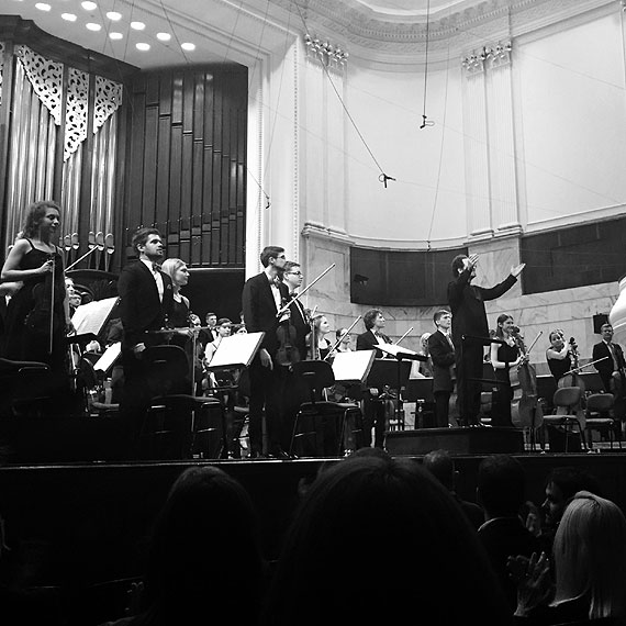 Energetyczny wystp Santander Orchestra na scenie Filharmonii Narodowej