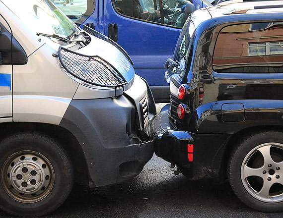Policjanci jadąc ulicą Armii Krajowej, uderzyli w tył taksówki!