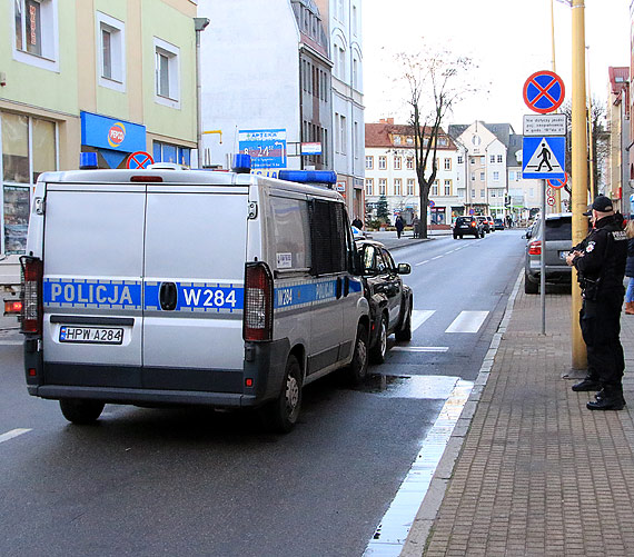 Policjanci jadąc ulicą Armii Krajowej, uderzyli w tył taksówki!