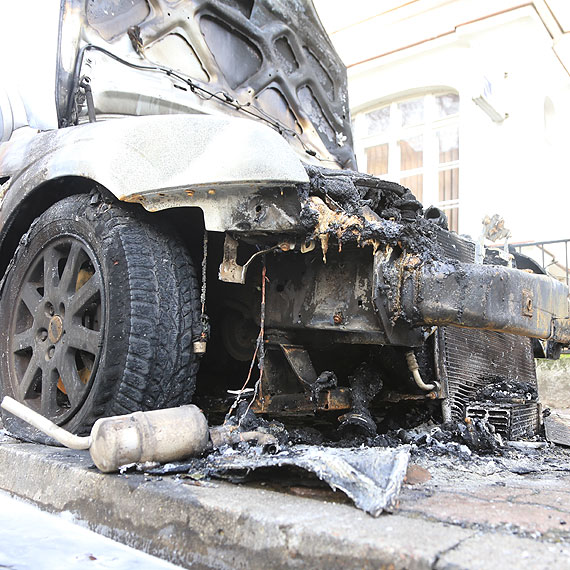 Nocny pożar forda na Paderewskiego. Sprawą zajęła się policja
