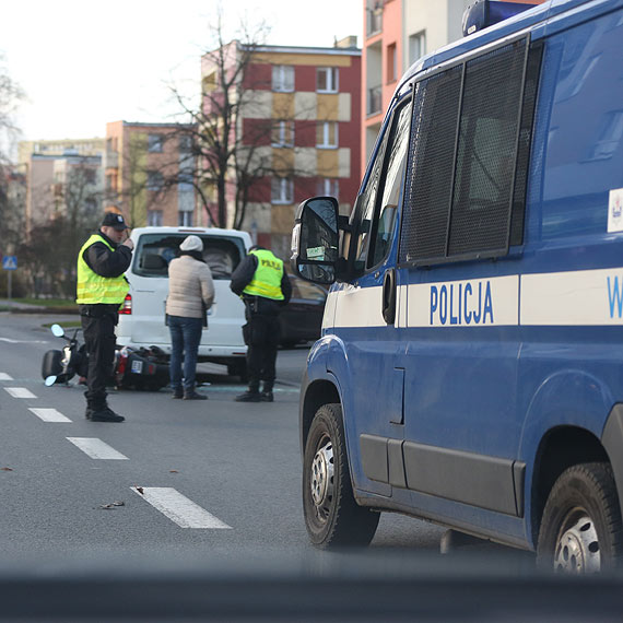 Kaskiem uderzył w tylną szybę multivana