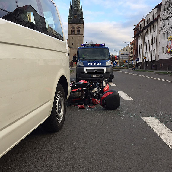 Kaskiem uderzył w tylną szybę multivana
