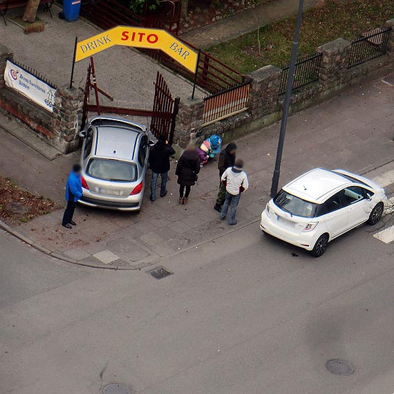 Poważna kolizja dwóch aut - uderzony peugeot prawie wjechał do pubu