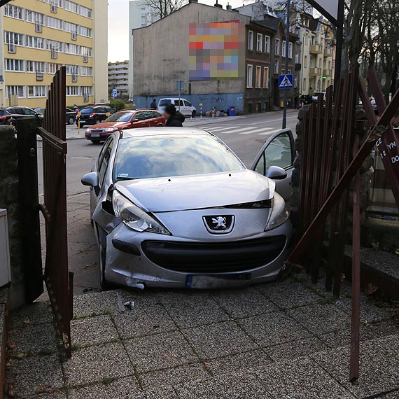 Poważna kolizja dwóch aut - uderzony peugeot prawie wjechał do pubu