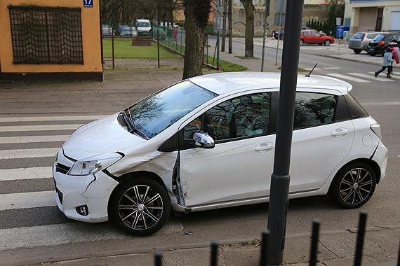Poważna kolizja dwóch aut - uderzony peugeot prawie wjechał do pubu