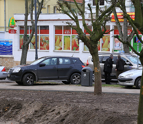Niesforny kierowca nissana dostał surową lekcję od... taksówkarza!