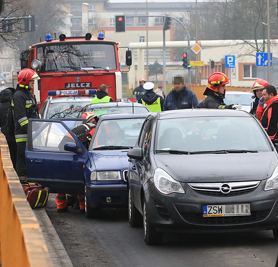 Trzy auta zderzyły się na Grunwaldzkiej! Dwie osoby zostały zabrane do szpitala