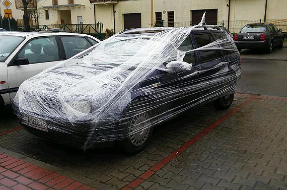 Awangardowe trendy opakowa witecznych prezentw, chaupnicza plandeka, czy gupi art?