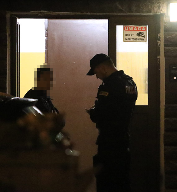 Nastolatek siedział na parapecie 10 piętra, rozmyślając o życiu! Sąsiedzi bali się że skoczy!