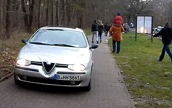 Niemiecki kierowca ponad prawem? - ignorując zalecenia policji i przepisy jechał...ścieżką rowerową