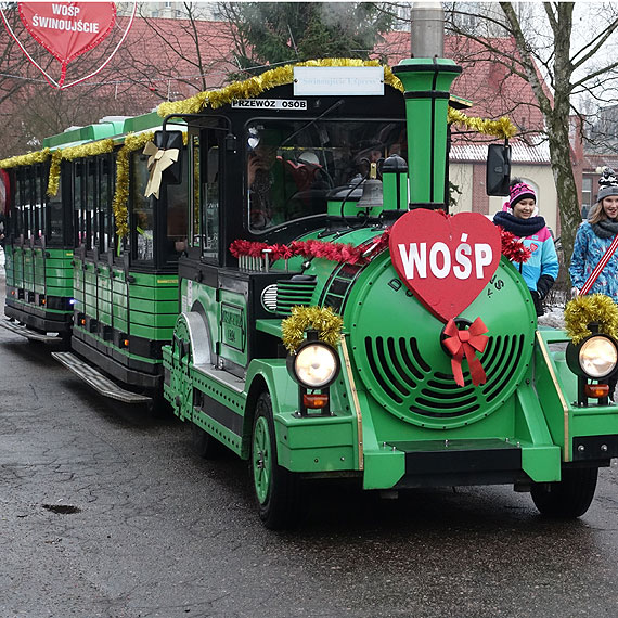 WOŚP gra na całego. Plac Mickiewicza opanowany przez orkiestrowe granie