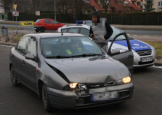Na 11 listopada fiat wjechał w tył volkswagena! Przyczyną kolizji niesprawne hamulce?