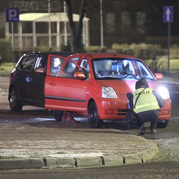 Auto uderzyło w kobietę na pasach