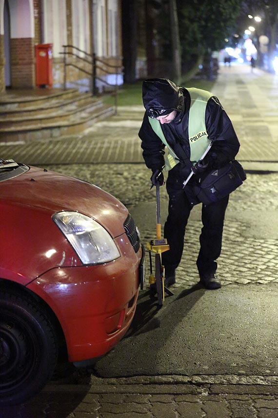 Auto uderzyło w kobietę na pasach