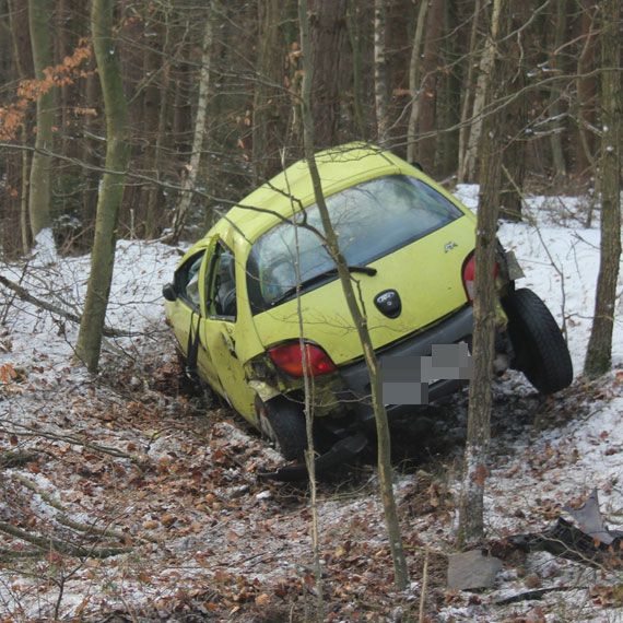 Wypadek za Świerznem. Mieszkanka Świnoujścia nie wyrobiła na zakręcie i wypadła z drogi. Kobieta trafiła do szpitala