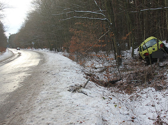 Wypadek za Świerznem. Mieszkanka Świnoujścia nie wyrobiła na zakręcie i wypadła z drogi. Kobieta trafiła do szpitala