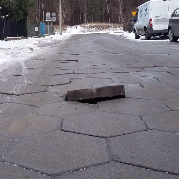 Stary problem na Wielkopolskiej. Fruwajca kostka czyha na kierowcw