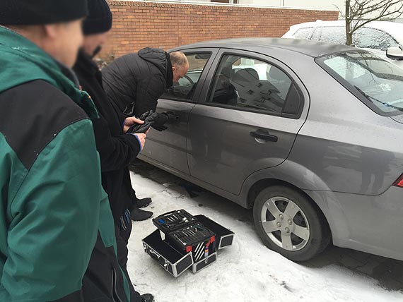 Zostawi odpalone auto i… poszed spa. Zobacz film!