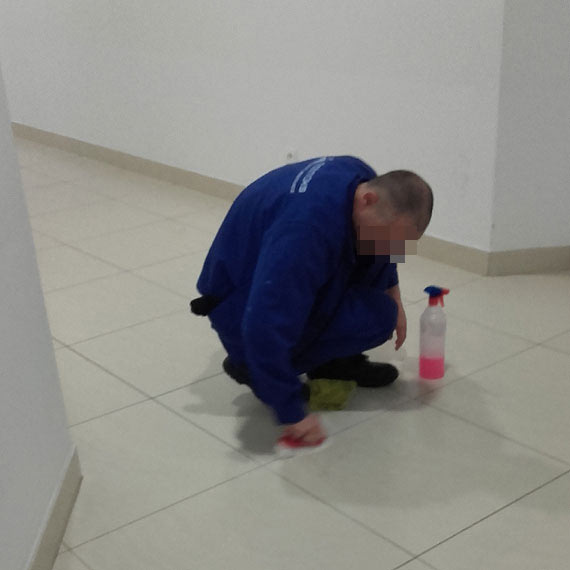 Pani Małgorzata o pracy w galerii Corso: Wyzywali nas od downów i debili. Musieliśmy na kolanach myć podłogi. Firma odpiera zarzuty