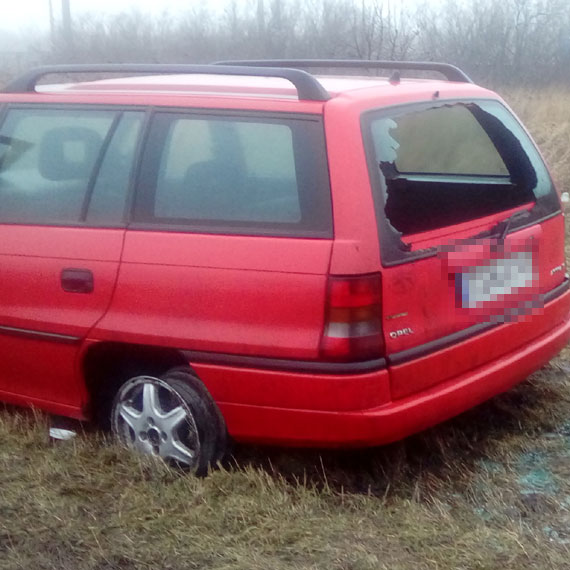 Porzucony opel na świnoujskich blachach straszy koło Recławia. Właściciel o nim zapomniał?