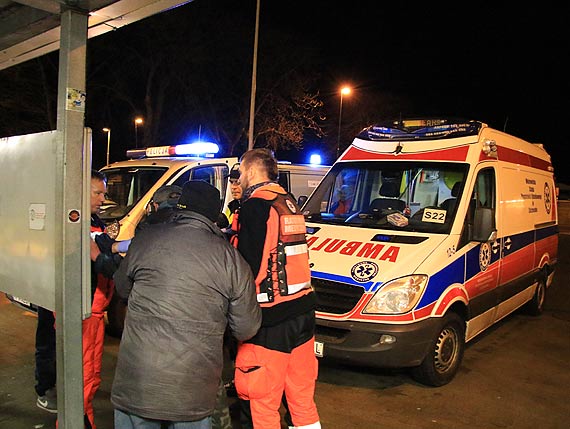Policjanci szoferami bezdomnych czyli „mj przyjaciel umiera, zawiecie go na Portow”! Zobacz film!