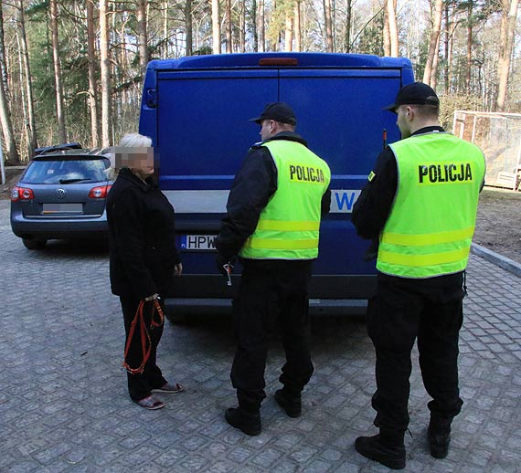 Bohaterowie w mundurach uratowali psa błąkającego się koło przeprawy Karsibór!