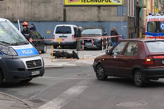 Motocyklista wyprzedzając na skrzyżowaniu, uderzył w skodę! Pieszych uratowały metalowe słupki!