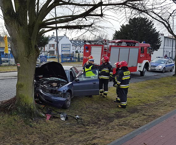 Poważny wypadek na Barlickiego! Audi uderzyło w drzewo!