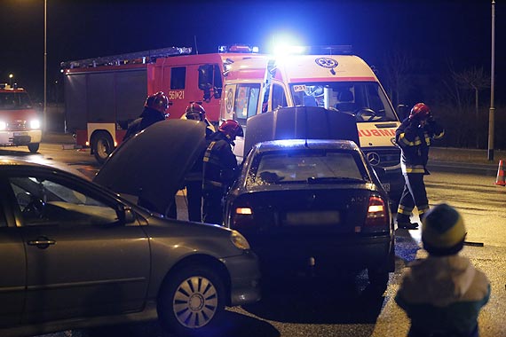 Na 11 Listopada zderzyły się 3 auta! Świadkowie: Słychać było tylko potworny huk!