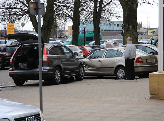 Uciekając przed skręcającym z prawego pasa ruchu Niemcem, wjechał na chodnik przy Armii Krajowej, ściął znak i uderzył w zaparkowany samochód!