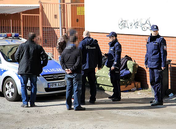 Policjanci odnaleźli kurtkę oraz okulary mogące należeć do przestępcy który napadł na bank!