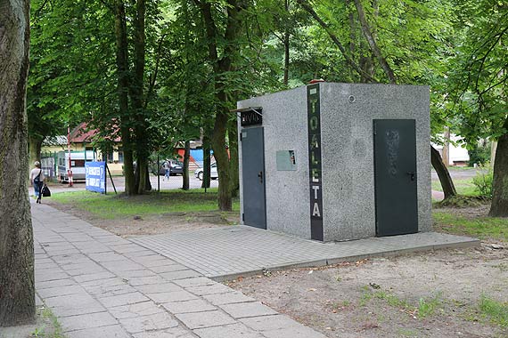 Toalety nie wytrzymują. Za mocno ciągną za klamkę?