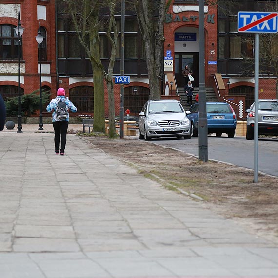 Zniszczony śmietnik przestał straszyć spacerowiczów