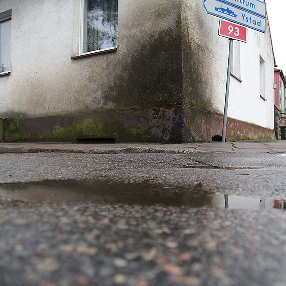 Pani Halina od kilkunastu lat ma ten sam problem. Pdzce samochody ochlapuj jej dom. - Urzdnicy tak jakby czekali a umr i problem zniknie - mwi