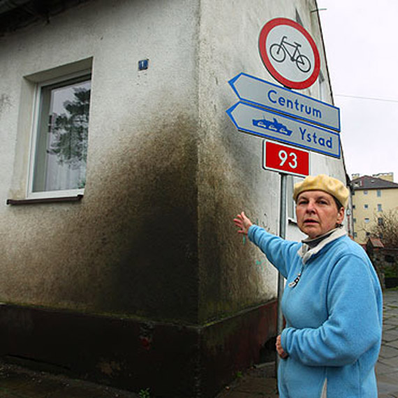 Pani Halina od kilkunastu lat ma ten sam problem. Pędzące samochody ochlapują jej dom. - Urzędnicy tak jakby czekali aż umrę i problem zniknie - mówi