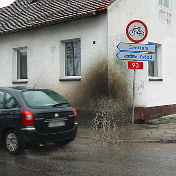 Pani Halina od kilkunastu lat ma ten sam problem. Pędzące samochody ochlapują jej dom. - Urzędnicy tak jakby czekali aż umrę i problem zniknie - mówi