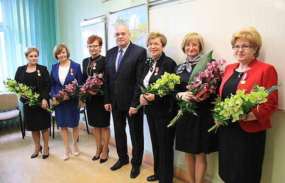 Zobacz który z urzędników dostał złoty medal za długoletnią służbę!