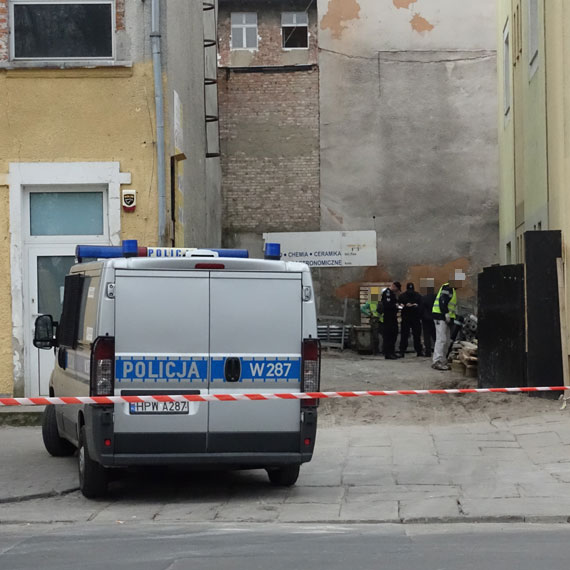 O krok od tragedii. Na chodnik spada drewniana pyta