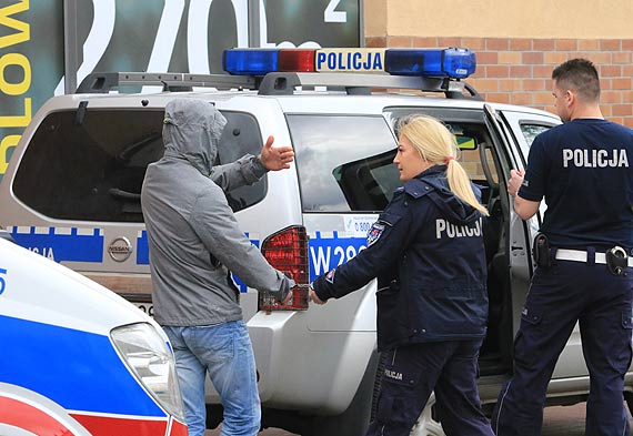 Gdy mczyzna umiera w sklepie, zodziej wykorzysta moment i okrad sklep! Po brawurowej akcji policji, zosta zapany!