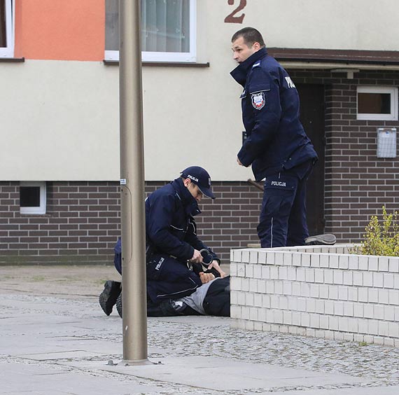 W bramie przy ulicy Marynarzy rozpozna zodzieja swojego telefonu! Gdy zobaczy policjantw, zacz ucieka! Zobacz film z policyjnego pocigu!