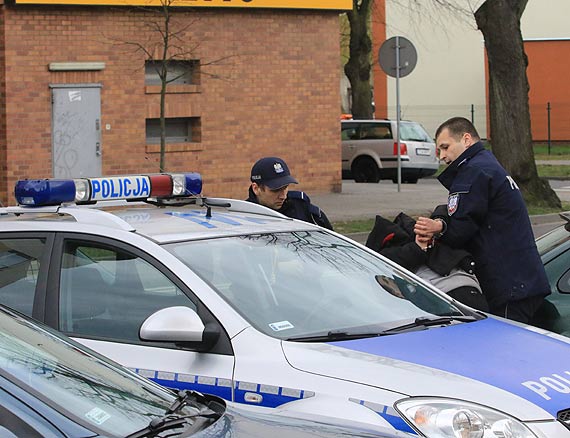 W bramie przy ulicy Marynarzy rozpozna zodzieja swojego telefonu! Gdy zobaczy policjantw, zacz ucieka! Zobacz film z policyjnego pocigu!