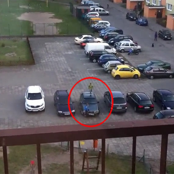 Dziecice igraszki? Nie wystarczaj place zabaw, hutawki i zabawa w chowanego...Modzi wandale na jednym z osiedli. Zobacz film!