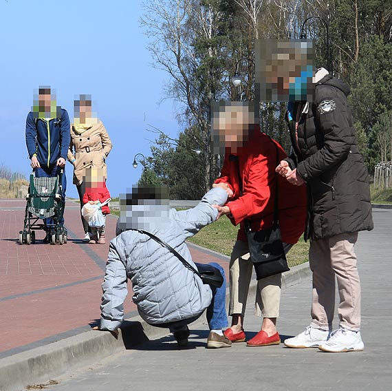 Niemka spadła z krawężnika... Czy spacerowicze mogą czuć się bezpiecznie?